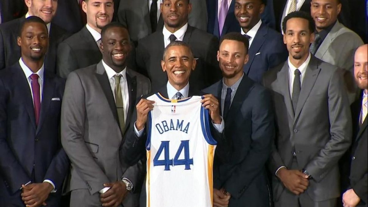 Barack Obama recibe en la Casa Blanca a los Golden State Warriors como campeones de la NBA del 2015.-EL PERIÓDICO