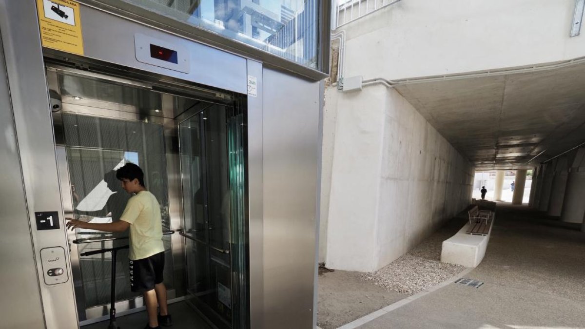Estreno del nuevo ascensor del paso de Panaderos. -PHOTOGENIC