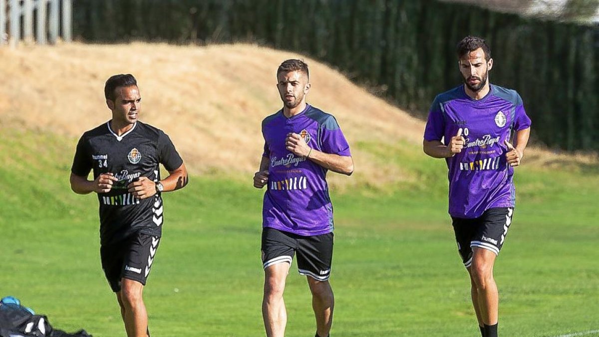 Balbi, a la izquierda, corre junto a Guitián, ayer, en su primer entrenamiento con el Valladolid.-PABLO REQUEJO