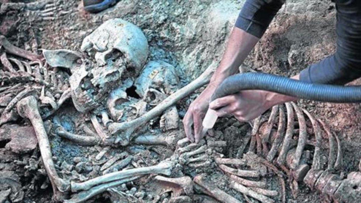 Trabajos de exhumación en una fosa común de la guerra civil, en el municipio de Gurb (Osona).-MARC VILA