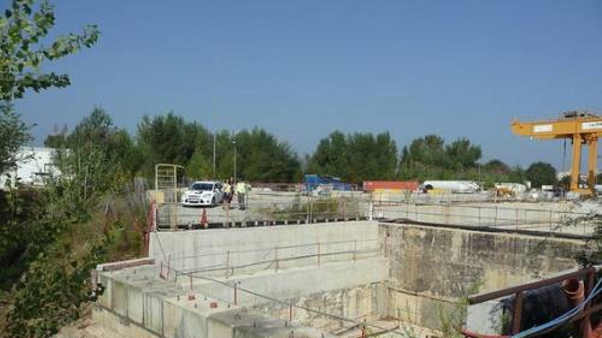 Adif ha reparado el muro por culpa del cual entró agua en un pozo de la línea y ha colocado bloques de hormigón.-Foto: ICONNA / JOAN CASTRO