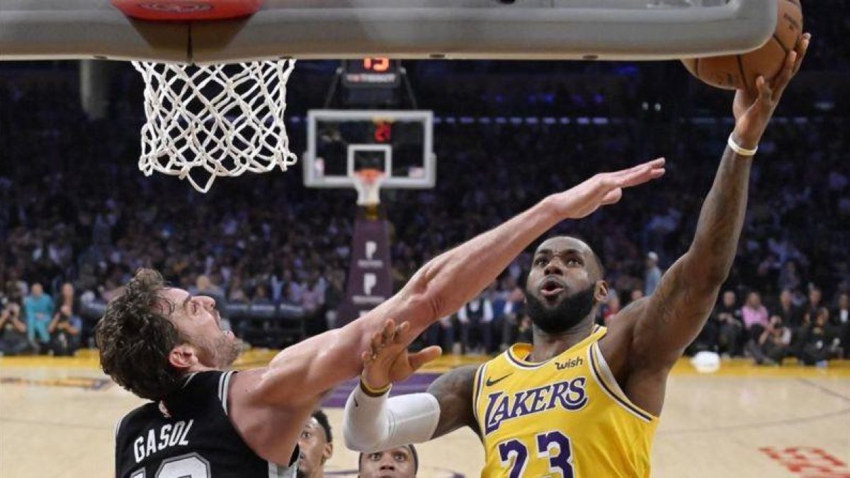 Pau Gasol intenta frenar a LeBron James en el Lakers-Spurs del pasdo mes de octubre.-MARK J. TERRILL (AP)