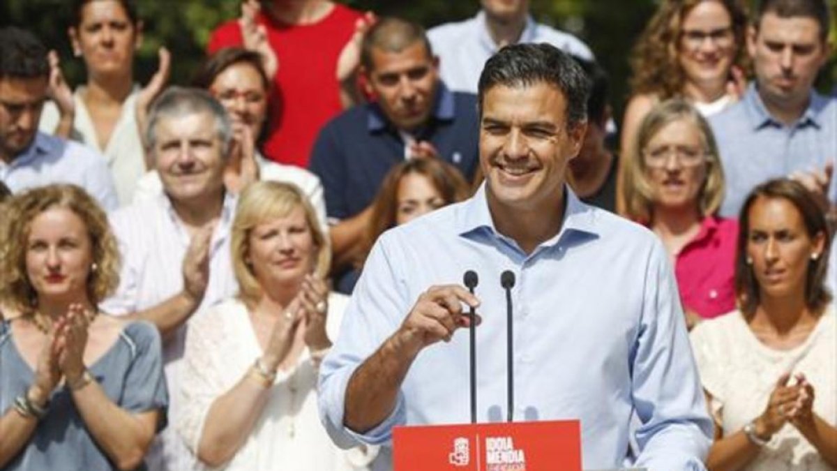 Pedro Sánchez ha reclamado a Pablo Iglesias y Albert Rivera que se sumen a un gobierno "regeneracionista"-EFE / JAVIER ETXEZARRETA