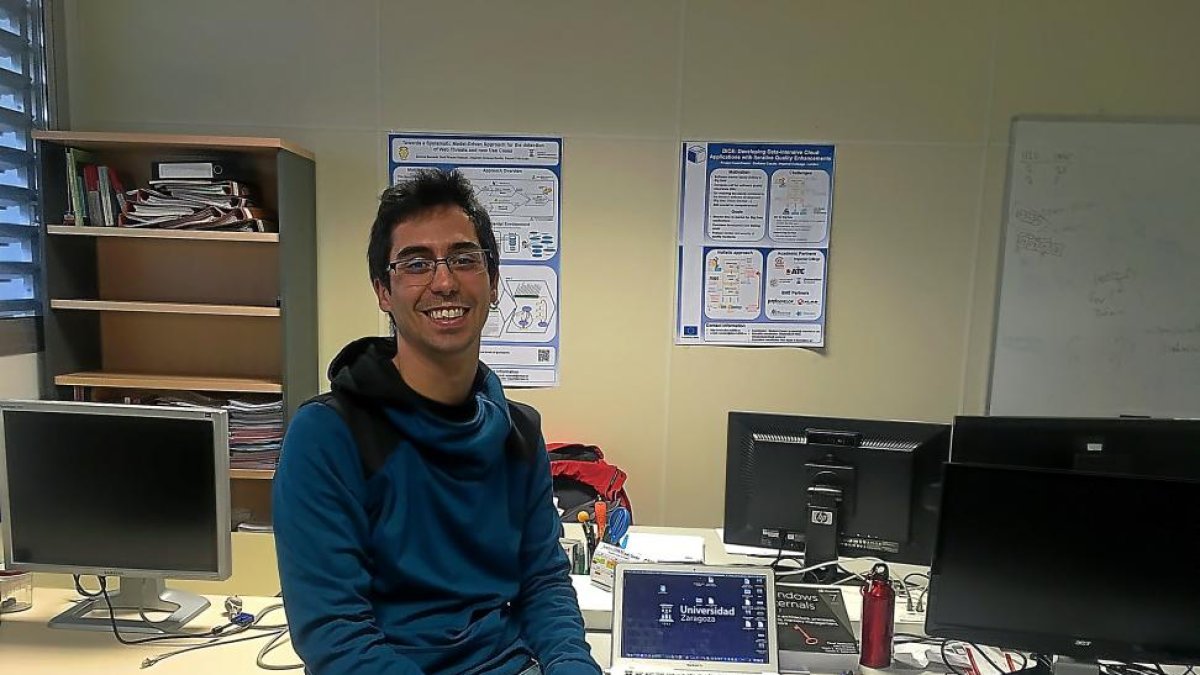 El profesor Ricardo J. Rodríguez en las instalaciones de los laboratorios de investigación de la Universidad de Zaragoza.-EL MUNDO