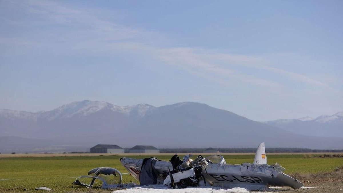 Accidente de una avioneta en el aeródromo de Corral de Ayllón en el que dos personas han fallecido .-ICAL