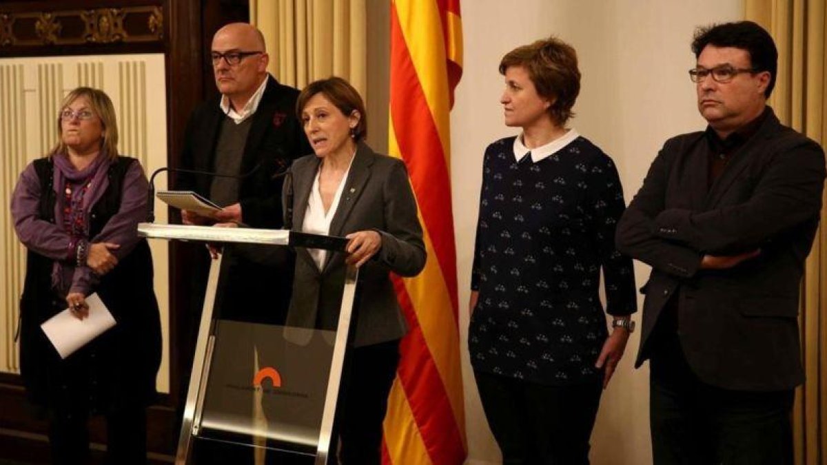 De izquierda a derecha, Ramona Barrufet, Lluís Corominas, Carme Forcadell, Anna Simó y Joan Josep Nuet, el pasado 2 de febrero.-TONI ALBIR
