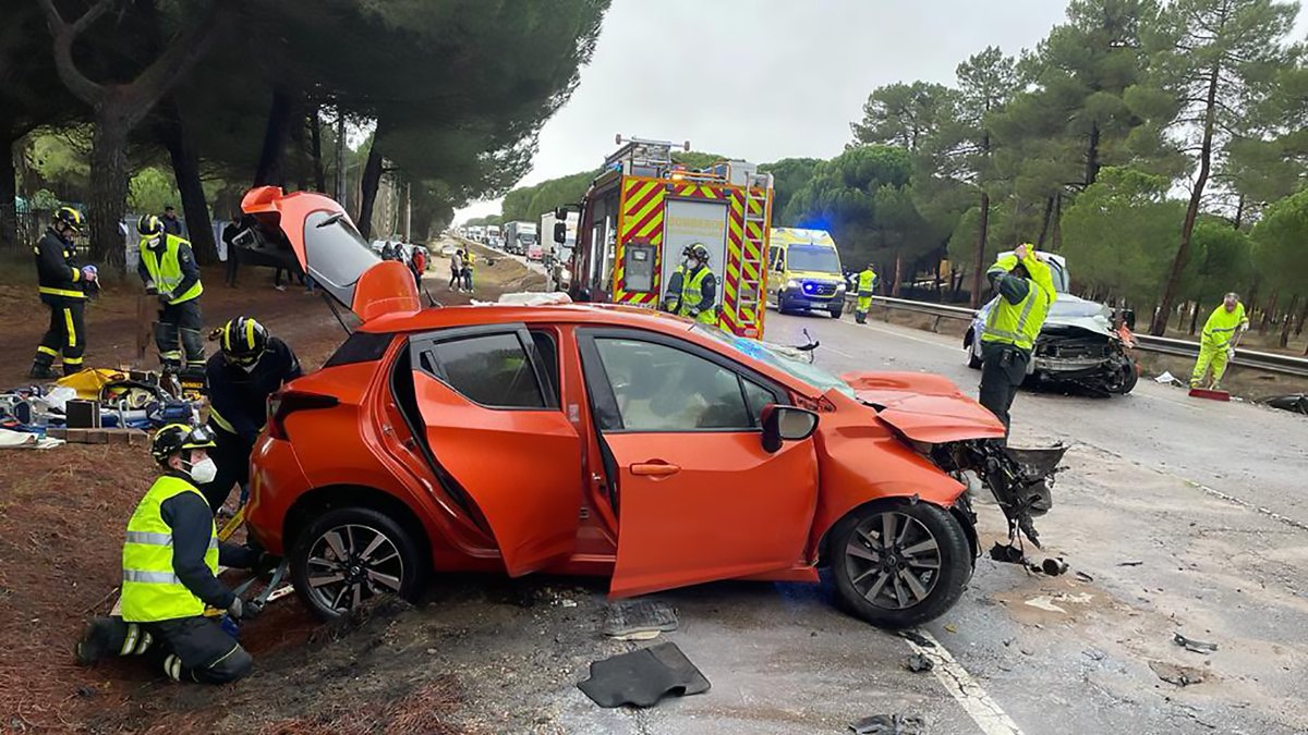 Un muerto y dos heridos tras el choque de dos turismos en la carretera N-122 en Traspinedo (Valladolid). ICAL