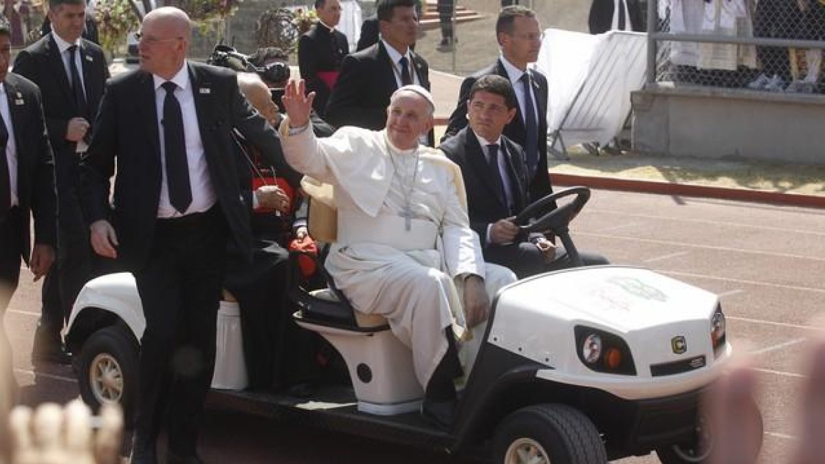 El papa Francisco saluda a miles de católicos tras una misa ante cientos de personas en el estadio Venustiano Carranza de Morelia.-Ulises Ruiz Basurto / EFE / ULISES RUIZ BASURTO