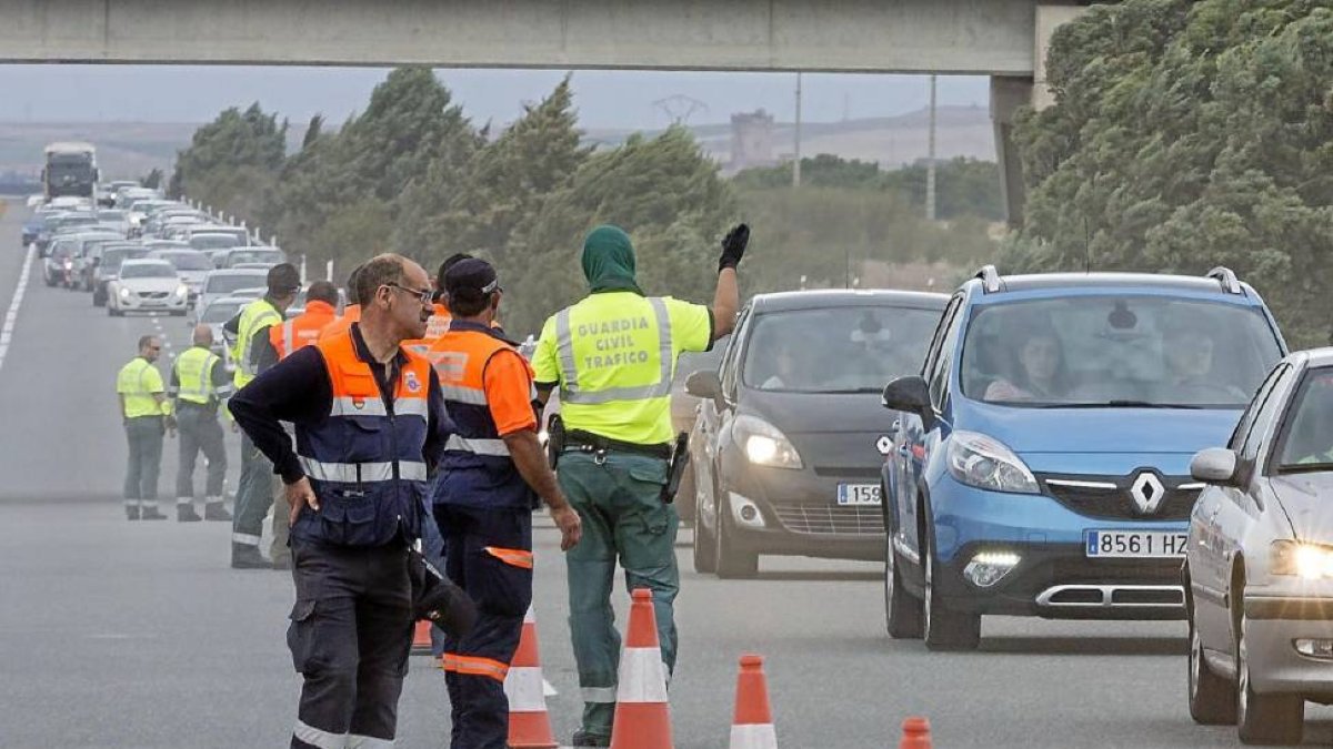 Los agentes de la Guardia CiviL organizan el tráfico tras la colisión múltiple y el tapón posterior que se produjo.-Miguel Ángel Santos