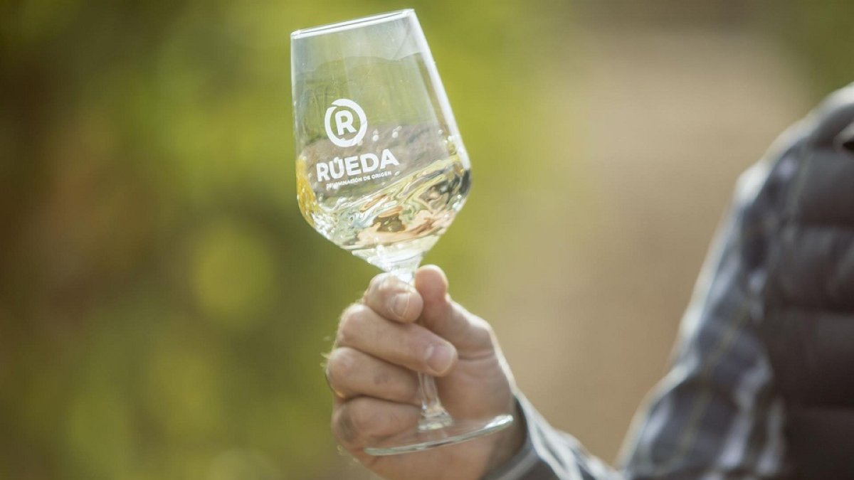 Imagen de una copa con vino de la Denominación de Origen Rueda. - E.M.