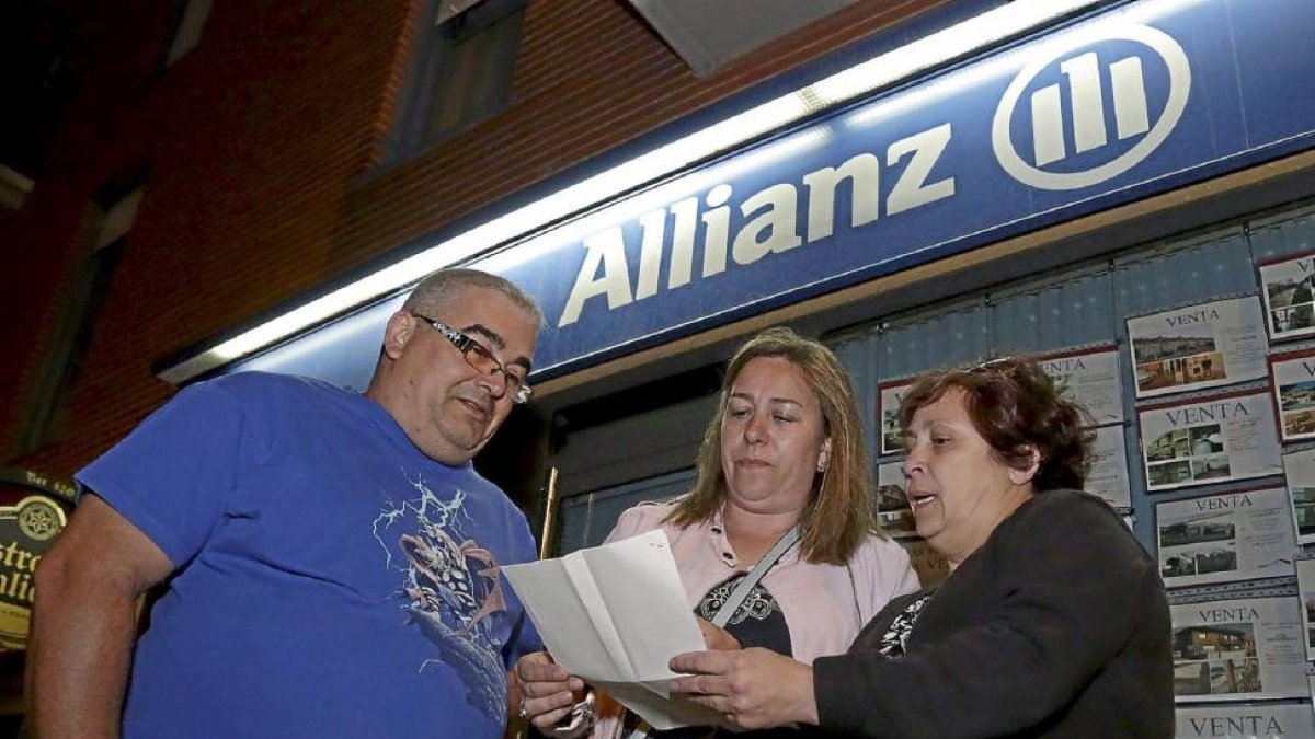 Andrés Adán, María Teresa Ares y Pilar Sánchez, delante de la oficina de Allianz, en la Flecha.-Alberto Mingueza