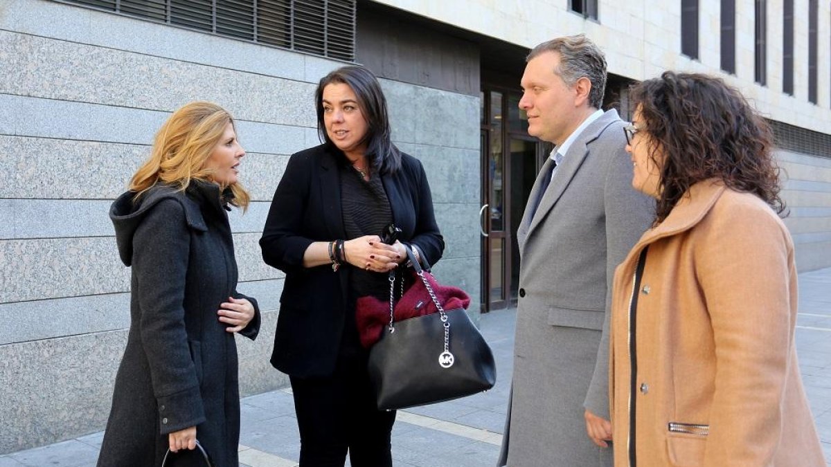 Los abogados (de izquierda a derecha) Barbara Royo, Patricia Catalina, Miguel Becerra y Nerea Ortega en las puertas de los juzgados de Valladolid.-ICAL