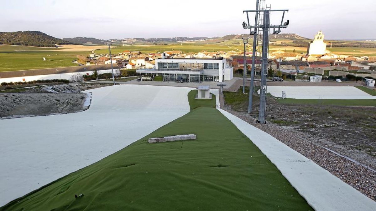 Meseta Sport ayer, con la pista de nieve sintética, zona verda, remonte y edificios de servicios al fondo.-J.M.LOSTAU