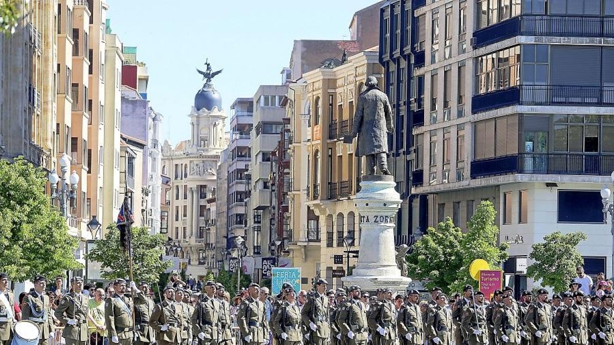 Parada militar en la plaza de Zorrilla durante la celebración del Día de las Fuerzas Armadas.-ICAL