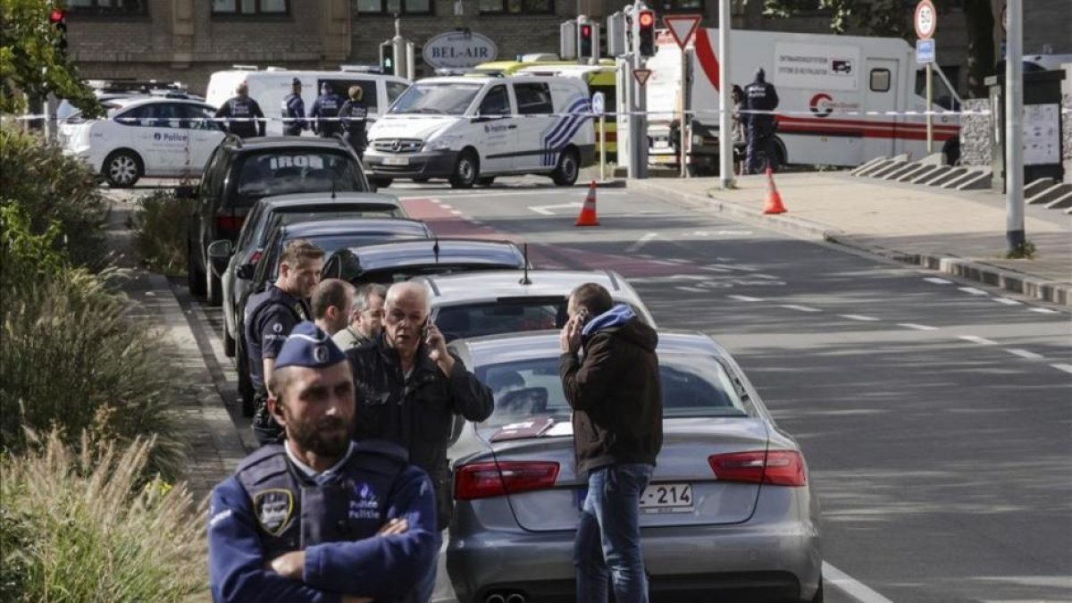 La policía investiga la zona donde fueron apuñalados dos agentes en el barrio de Schaerbeek de Bruselas.-AP / OLIVIER MATTHYS