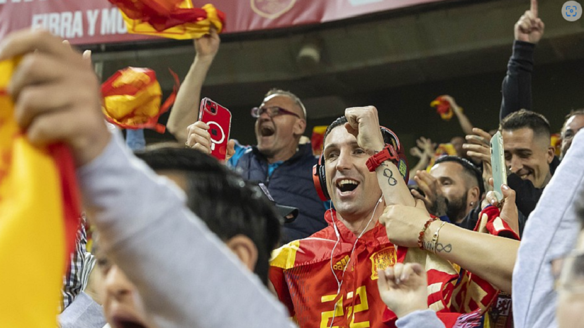 Un aficionado ciego disfruta de un partido de España con el sistema de narración específico. / RFEF