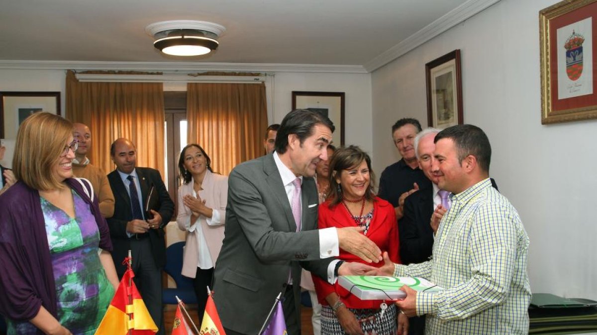 El consejero de Fomento y Medio Ambiente, Juan Carlos Suarez-Quiñones hace entrega de tres viviendas de alquiler.-ICAL
