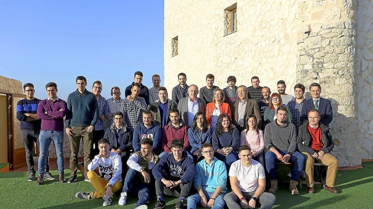 Jóvenes agricultores, ganaderos y cooperativistas posan con la consejera, ayer en el Castillo de Curiel.-ICAL