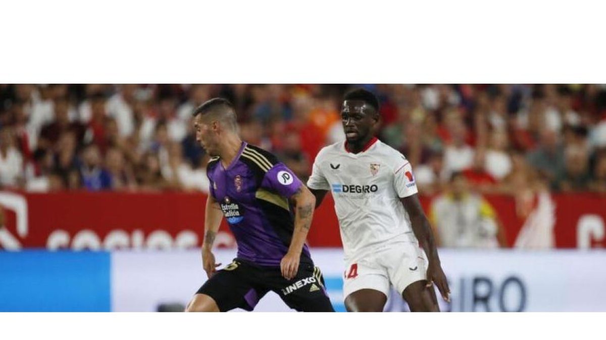 Sergi Guardiola conduce el esférico en el partido en Sevilla. / LA LIGA