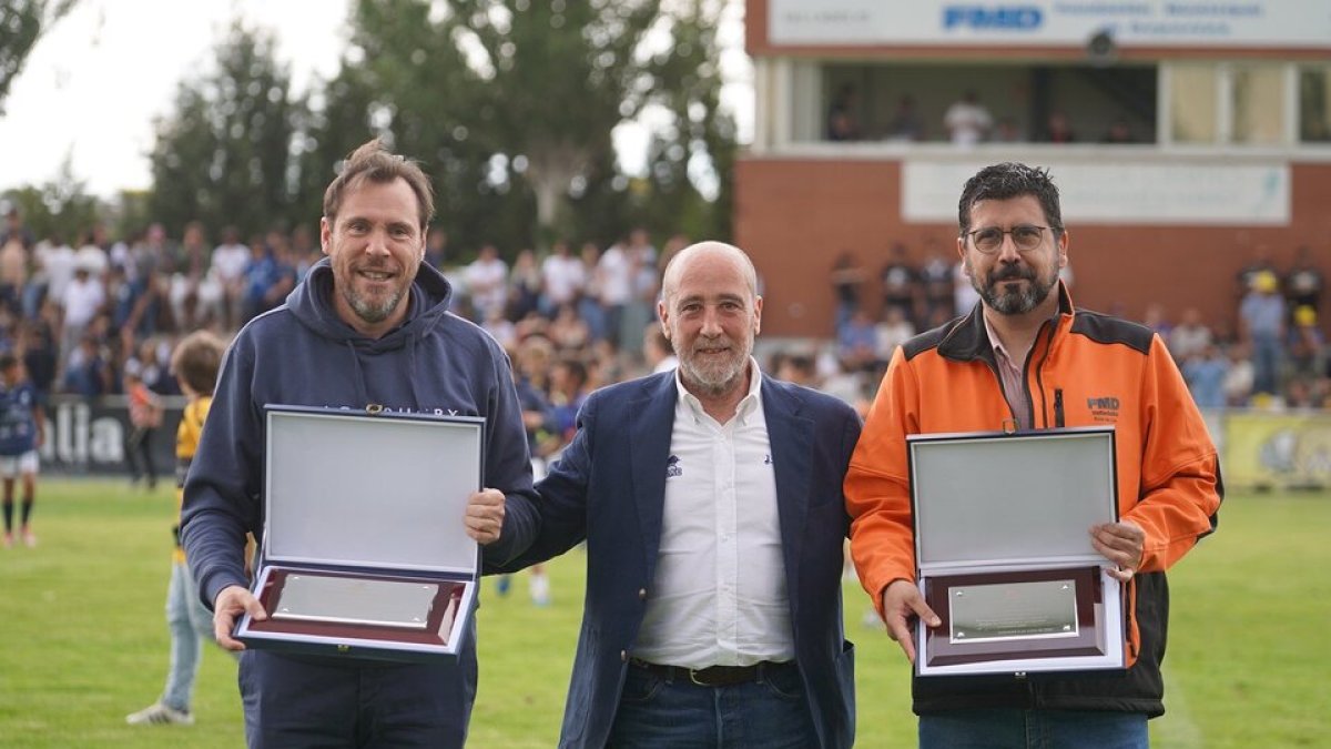 Óscar Puente y Alberto Bustos junto al presidente Chema Valentin-Gamazo. / E. M.
