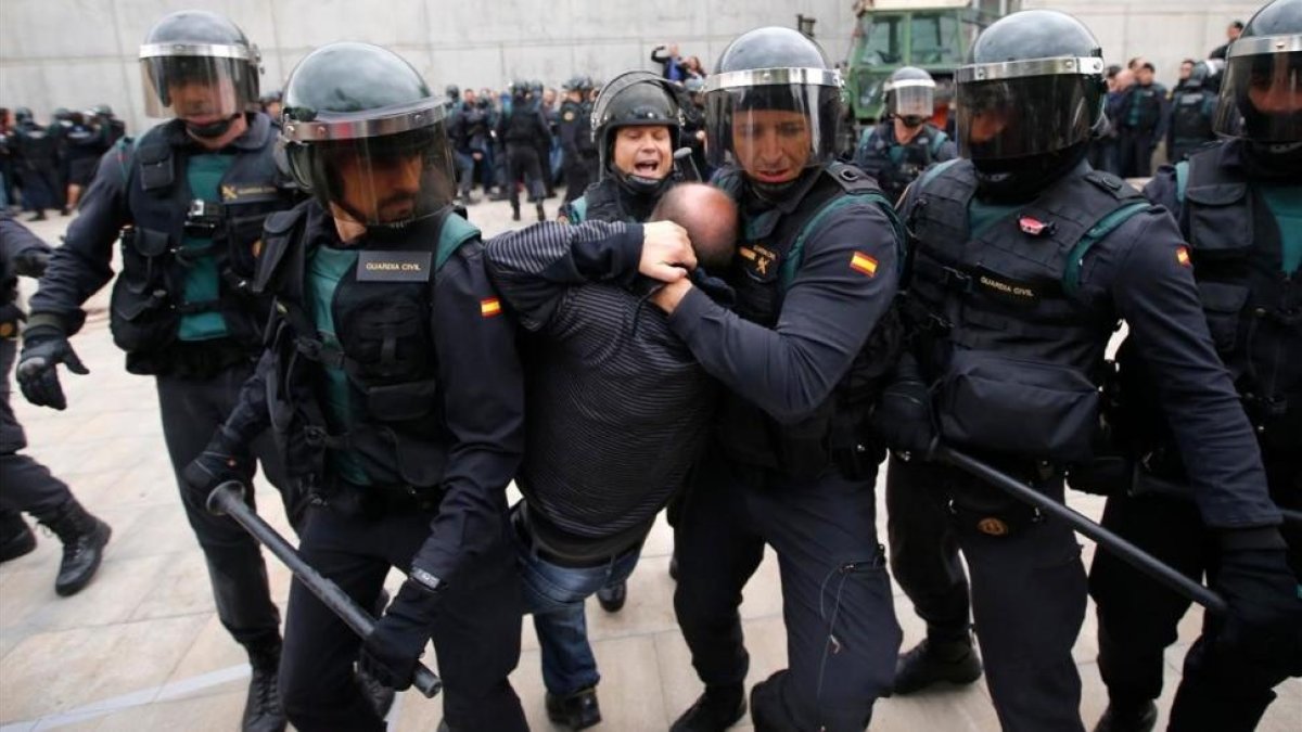 Actuación de la Guardia Civil en Sant Julià de Ramis en su intento de impedir la votación del referéndum.-RAYMOND ROIG