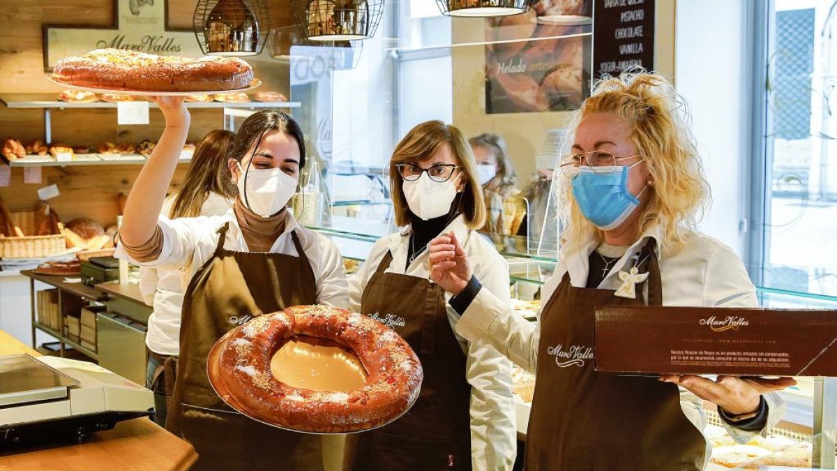 Las trabajadoras de la tienda ‘Maro Valles’ de la calle de Mantería muestran algunos de sus productos. J.M. LOSTAU