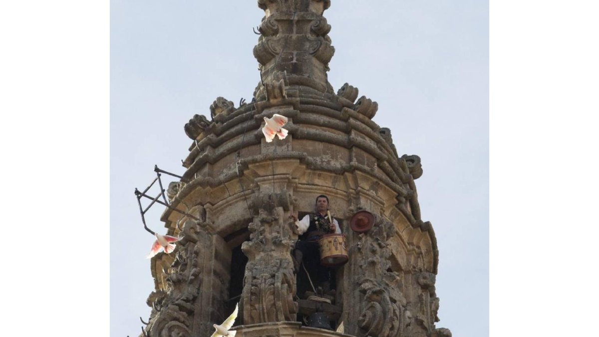 Angel Rufino de Haro, 'el mariquelo' cumplió con la tradición subiendo un año más a la torre de la catedral de Salamanca-Ical