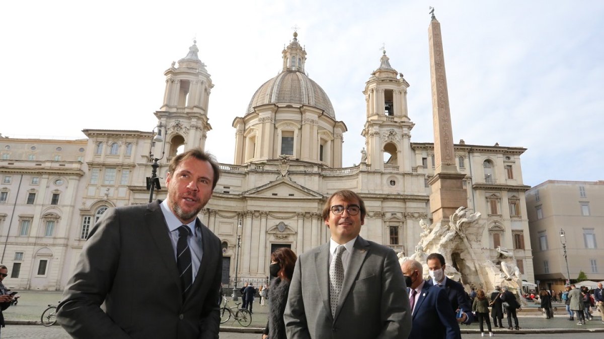 El alcalde, Óscar Puente, y el director del Instituto Cervantes, Juan Carlos Reche.- ICAL