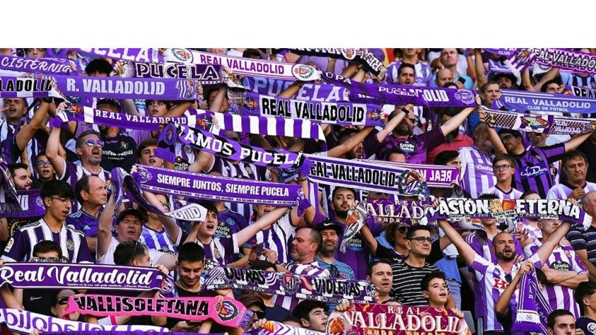 Aficionados de las Peñas en uno de los fondos de Zorrilla. / RVCF