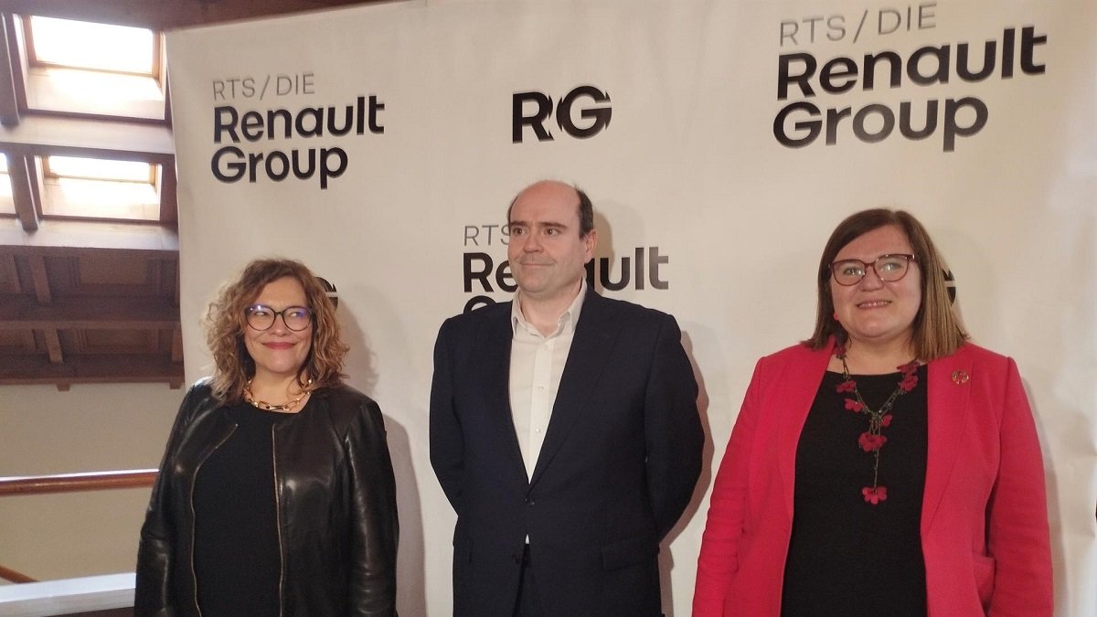 José González Para, director del Centro I+D+i de Renault Group Valladolid, junto con Teresa Riesgo, secretaria general de Innovación del Ministerio del ramo (dcha), y Charo Chávez, concejal de Innovación (izda). - EUROPA PRESS