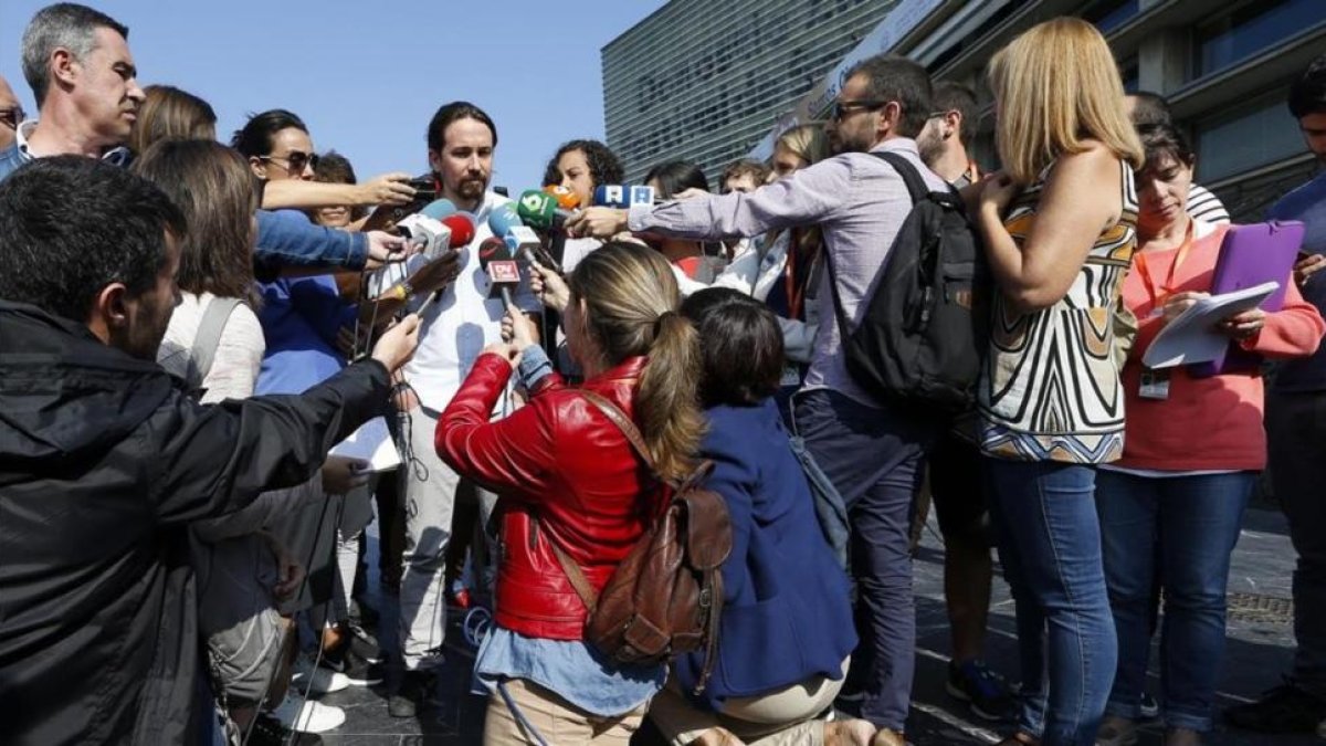 Pablo Iglesias atiende a los medios de comunicación en San Sebastián.-JAVIER ETXEZARRETA/ EFE