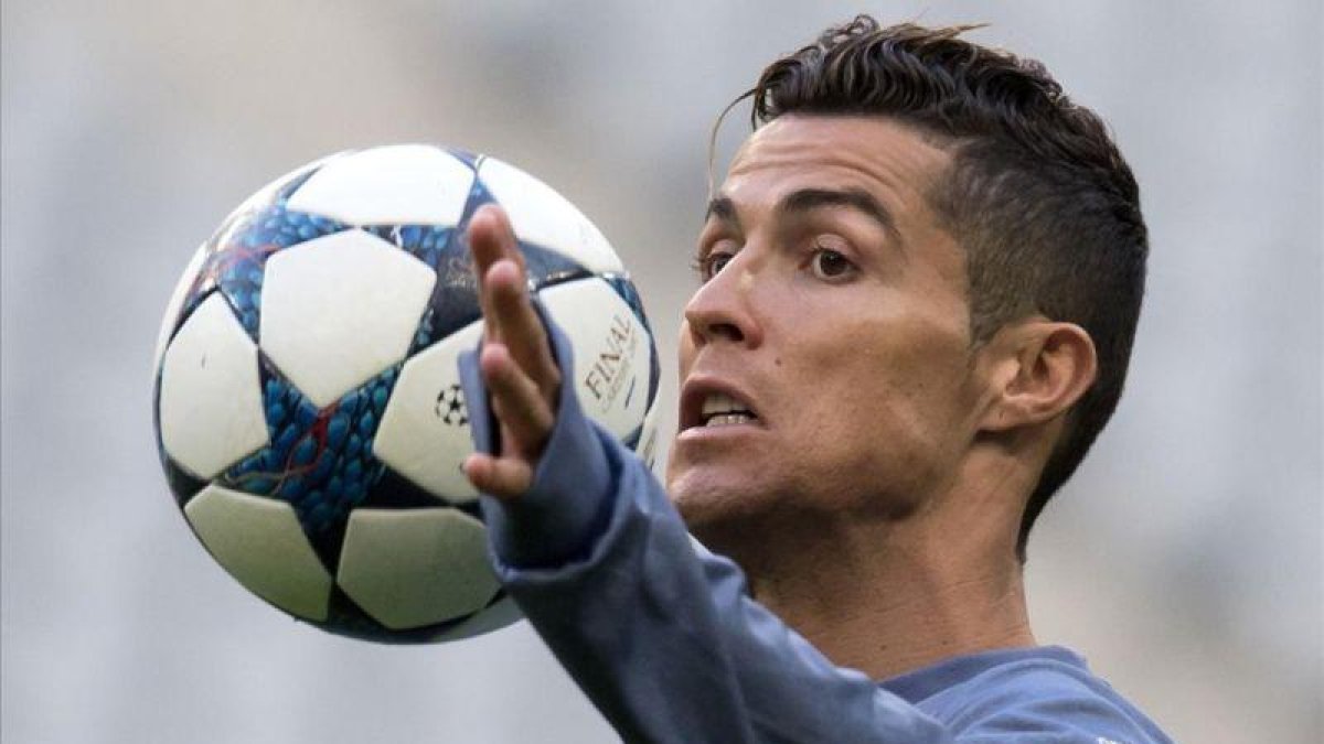 Cristiano Ronaldo, durante el entrenamiento de este martes en el Allianz Arena.-AFP / SVEN HOPPE