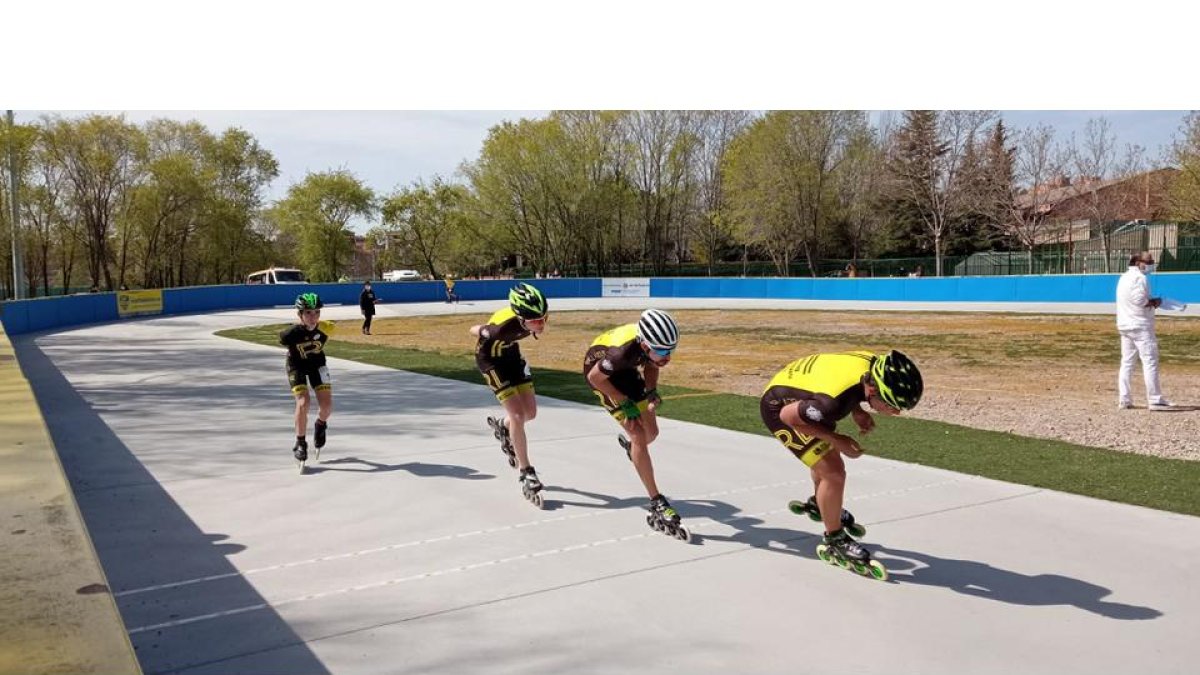 Varios deportistas se ejercitan en pista / E. M.