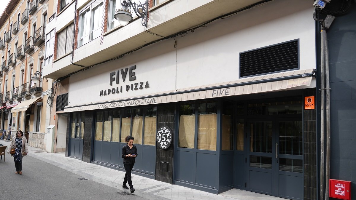 Restaurante Five Napoli Pizza, ubicado en la calle Francisco Zarandona de Valladolid. -J.M. LOSTAU