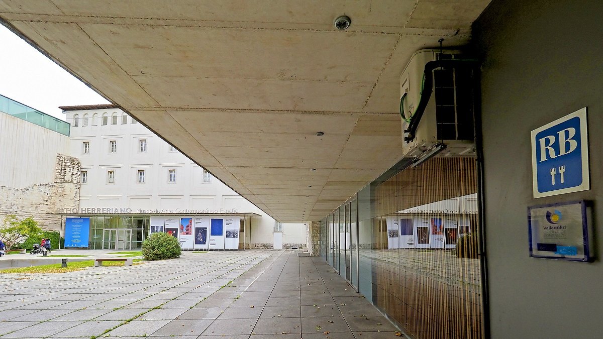 El antiguo restaurante del Patio Herreriano (a la derecha de la foto) se transformará en centro enogastronómico.-PHOTOGENIC
