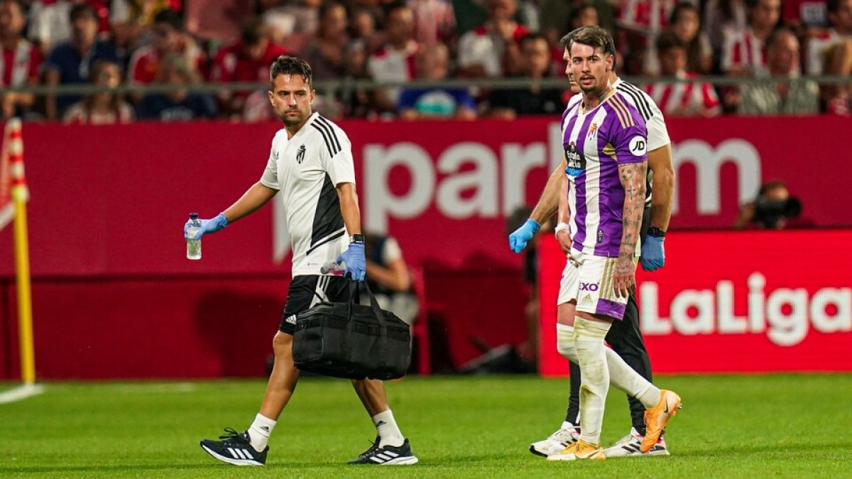 Luis Pérez se retira lesionado en Girona. / RV / I. SOLA