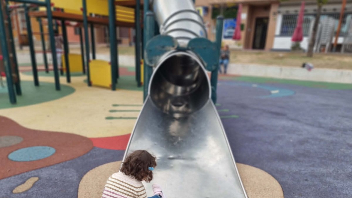 Una niña en un parque de Castilla y León. | PHOTOGENIC / PABLO REQUEJO