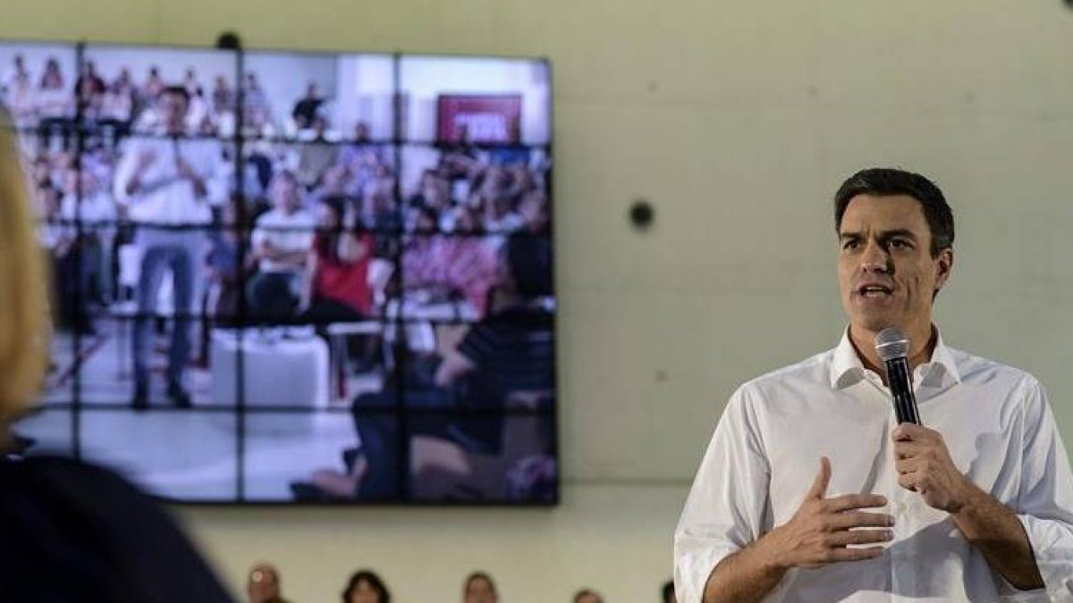 El secretario general del PSOE, Pedro Sánchez, durante su intervención en la inauguración del ciclo de Asambleas Abiertas que se celebara en Zaragoza.-Foto: EFE / TONI GALÁN