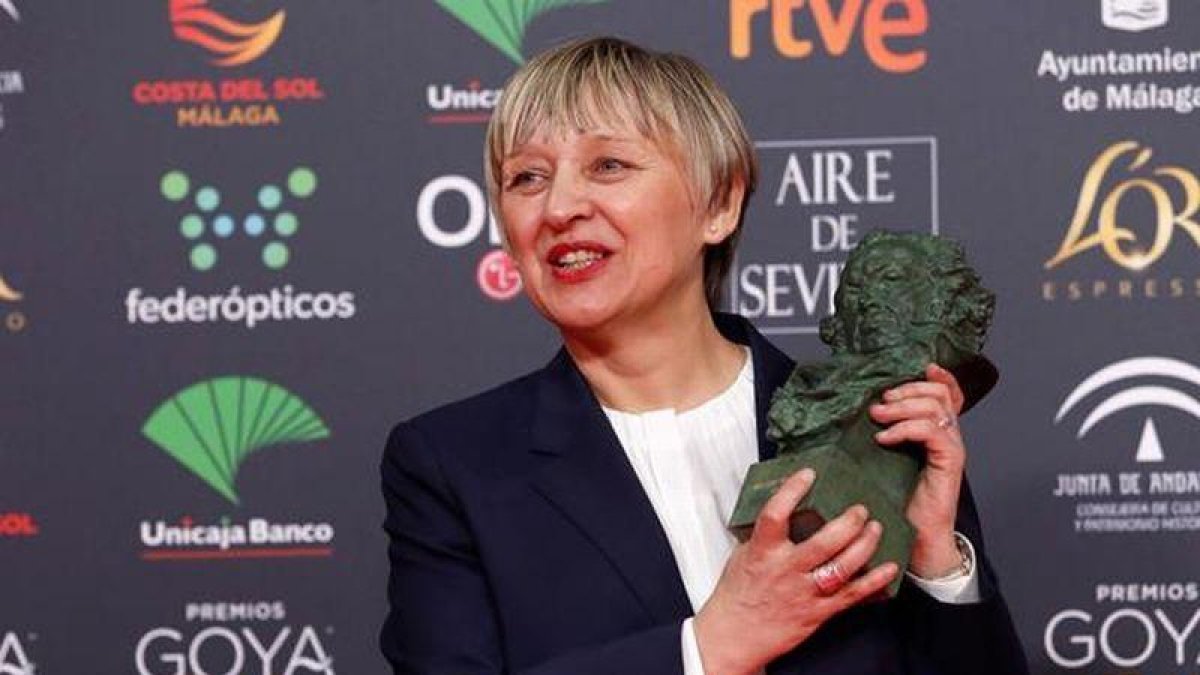 La montadora Teresa Font posa con el Goya al mejor montaje.-EFE / JORGE ZAPATA