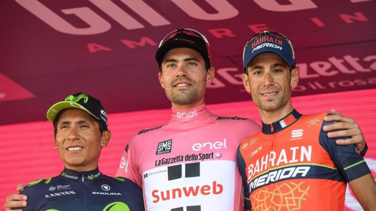 Tom Dumoulin, en el podio final del Giro, junto a Nairo Quintana (Izquierda) y Vincenzo Nibali.-EFE