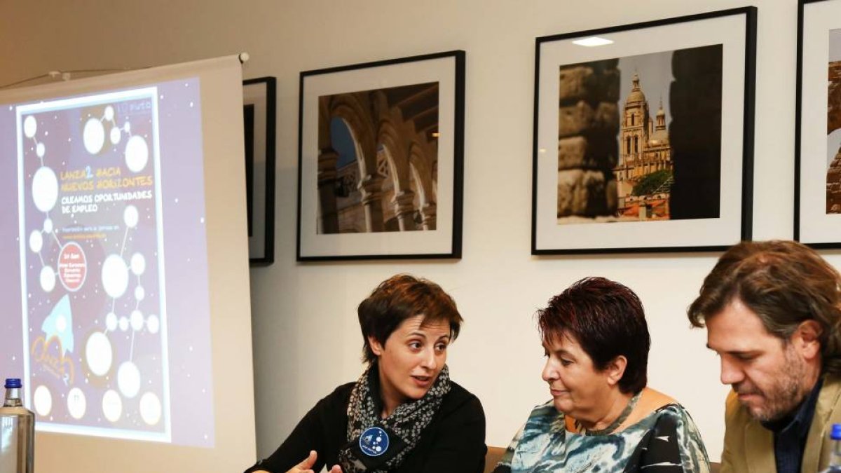 La alcaldesa de Segovia, Clara Luquero (C), clausura la segunda Lanzadera de Empleo y Emprendimiento Solidario, junto a la coordinadora de la lanzadera de empleo, Soraya de las Sías (I), y el coordinardor de la Fundación Telefónica-Ical