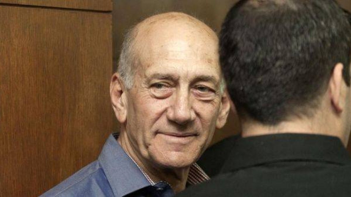 Olmert espera el inicio de una sesión del juicio, el pasado 31 de marzo del 2014.-Foto: DAN BALILTY / AFP