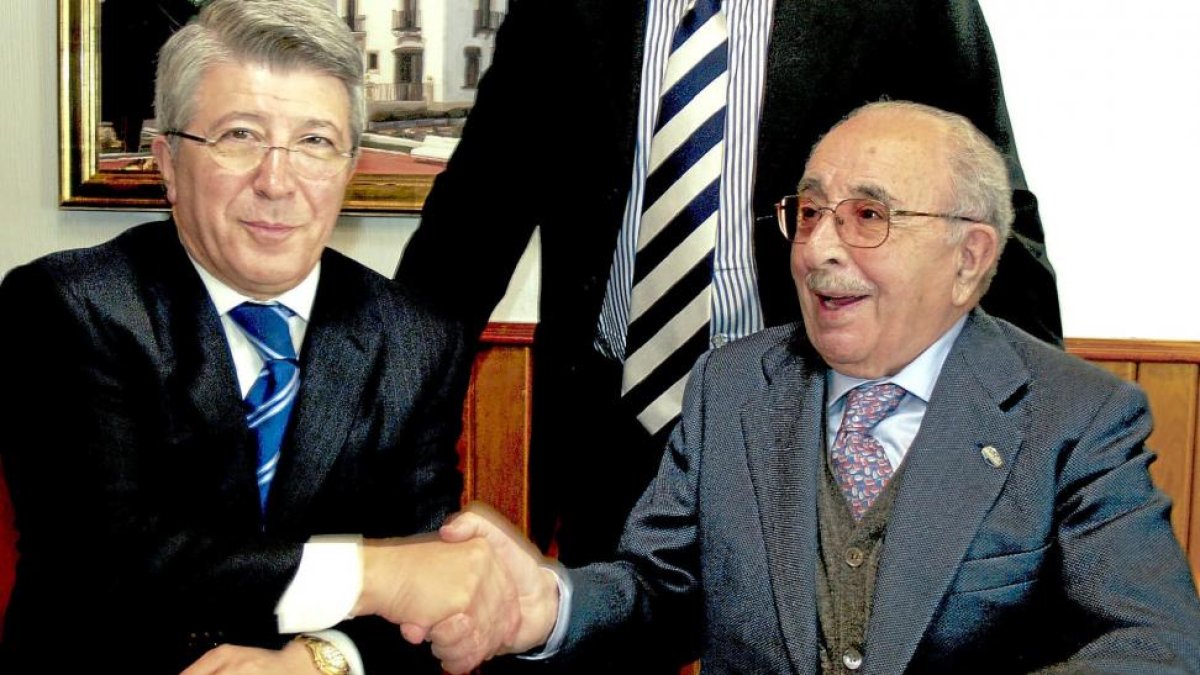 Miguel García con el presidente del Atlético de Madrid, Enrique Cerezo.-EL MUNDO