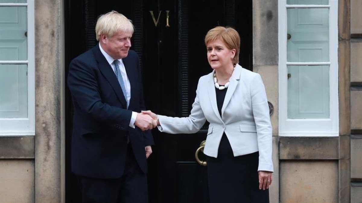 Boris Johnson y Nicola Sturgeon en Escocia.-EFE/EPA/ STEWART ATTWOOD