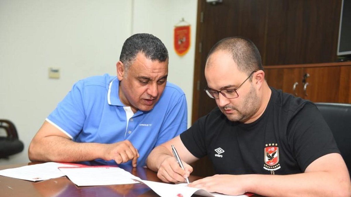 Dani Gordo, firmando su nueevo contrato con el Al Ahly de Egipto. / EL MUNDO