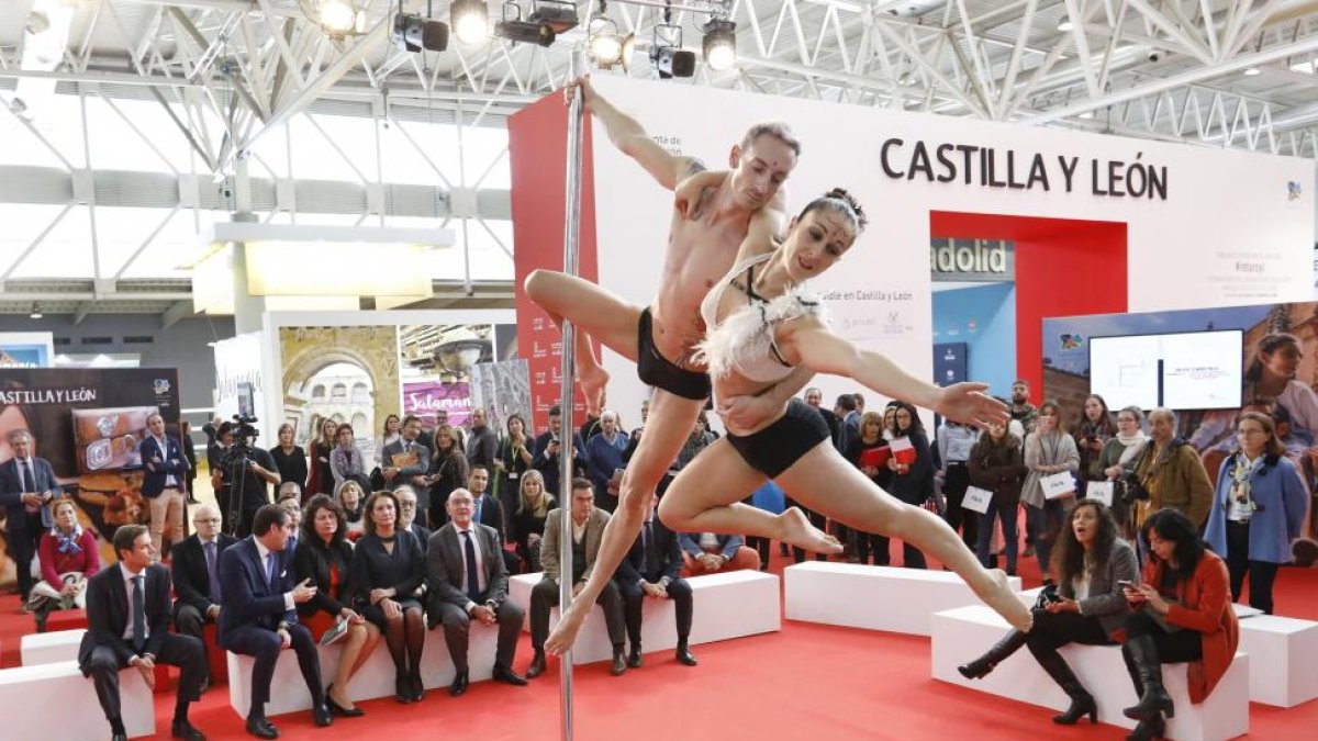 La Feria de Muestras de la ciudad del Pisuerga acogió un espectáculo de ‘Pole Dance’ durante el acto de inauguración de Intur.-REPORTAJE GRÁFICO: J.M. LOSTAU