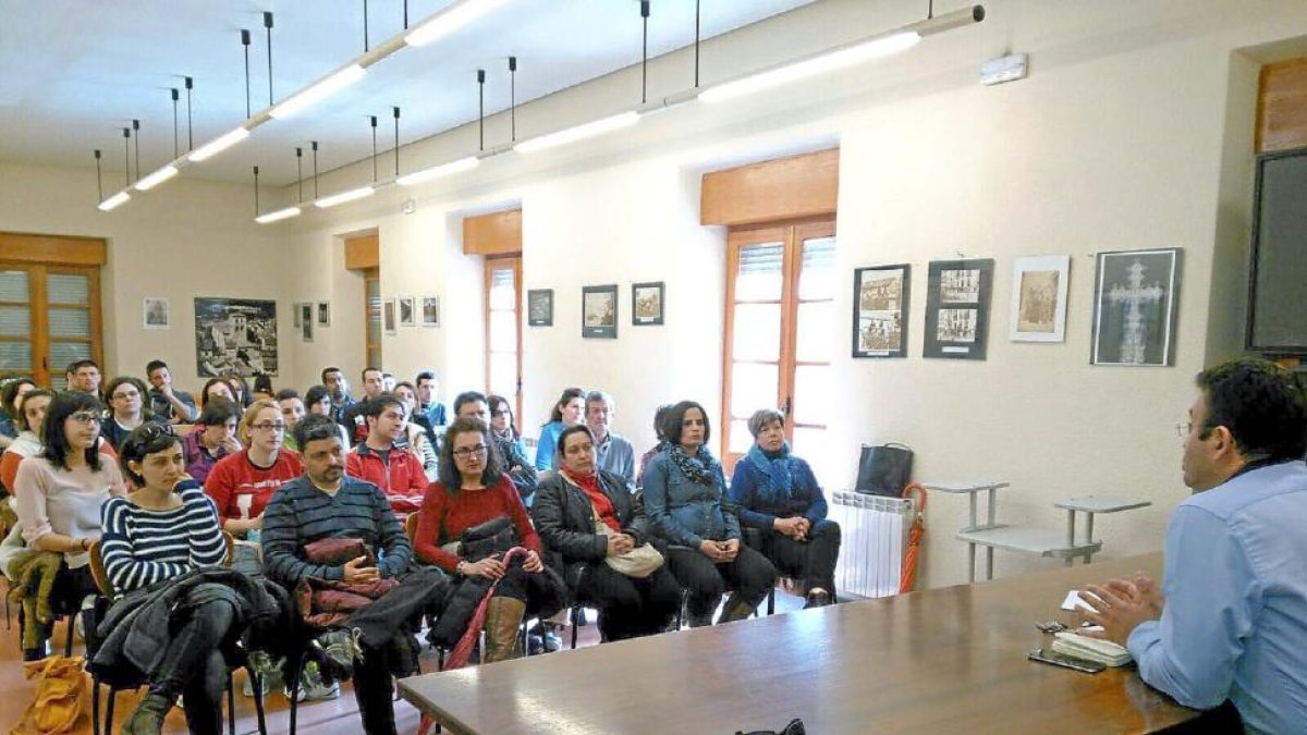 Padres de alumnos de la guardería municipal de Peñafiel se reúnen con el alcalde, Roberto Díez.-EL MUNDO