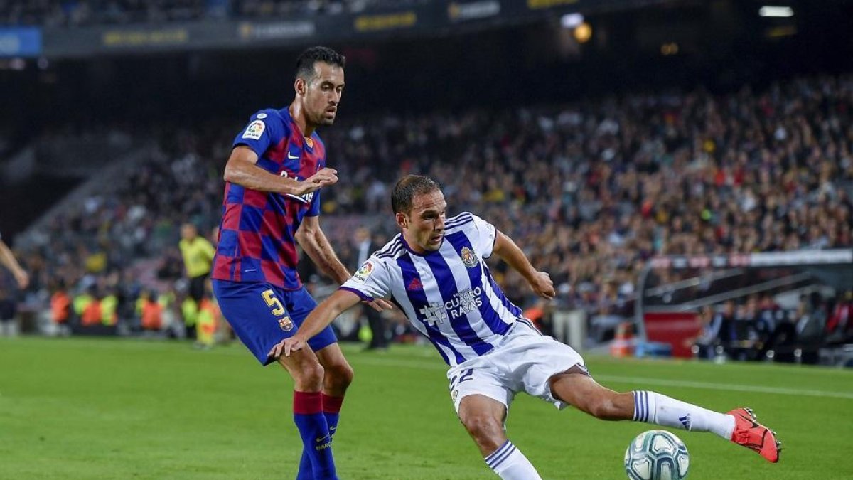 Nacho centra ante el acoso de Busquets durante su último partido de Liga, frente al Barcelona.-D.V.