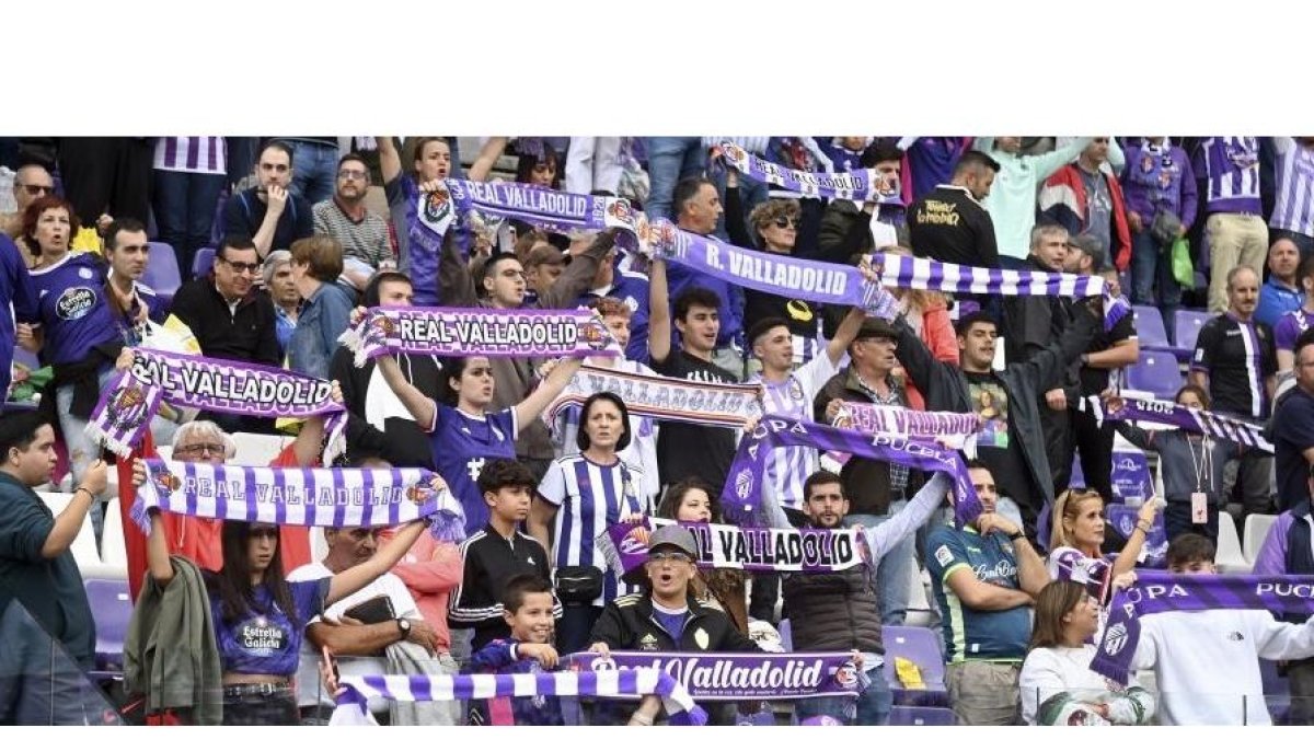 Aficionados del Real Valladolid en un partido de esta temporada con bufandas con el escudo antiguo y el nuevo. / RVCF