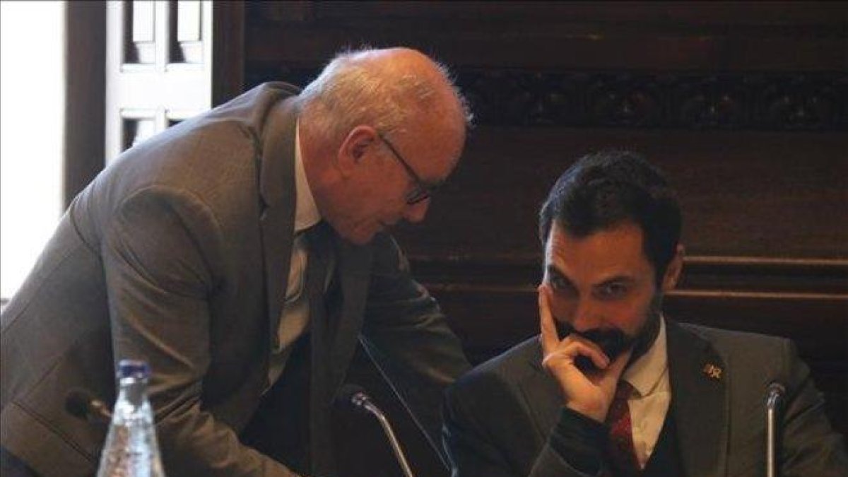 El secretario general del Parlament, Xavier Muro, y el presidente de la Cámara catalana, Roger Torrent.-